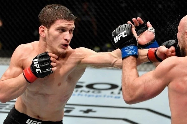 Евлоев победил Лентца на UFC 257